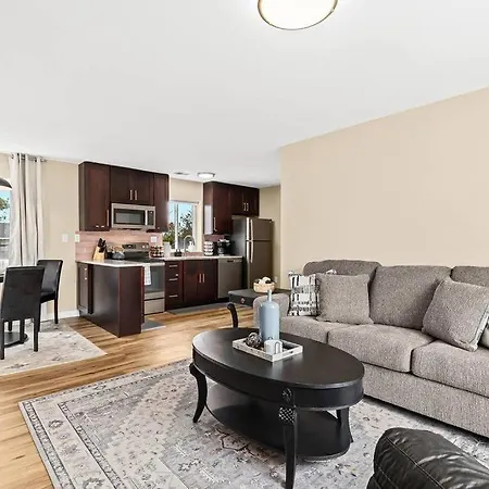 New! Modern Upper Flat Near Downtown Roseville